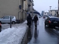 pedoni costretti in strada.jpg 1