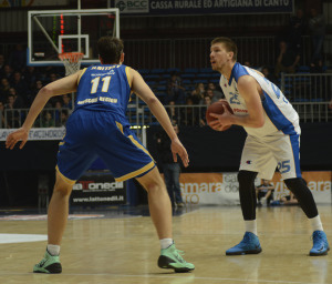 Basket Cantù Khimki Azione 10 Buva