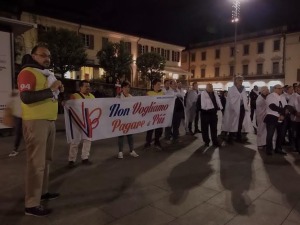 drappo bianco manifestazione