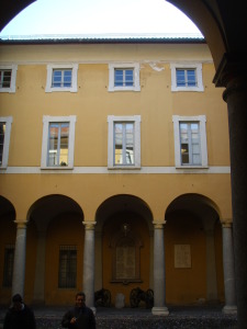 Como,_palazzo_cernezzi,_cortile_02