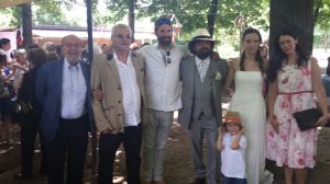 Da sinistra: l'ex preside del liceo Fermi di Cantù Antonio Silva, il cantautore e l'autore di De Andrè Massimo Bubola, il cantautore canadese Bochepus King, lo sposo Andrea Parodi, la sposa Elena Razzi, la signora Bubbola