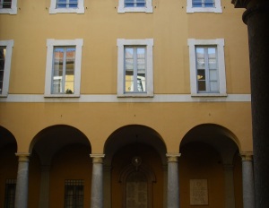 Como_palazzo_cernezzi_cortile