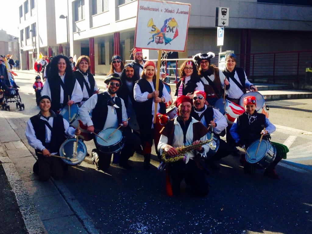 sbandieratori e musici lariani carnevale canturino