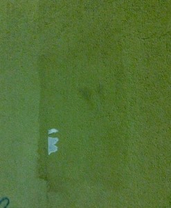Il segno un manifesto staccato, rimasto sul muro