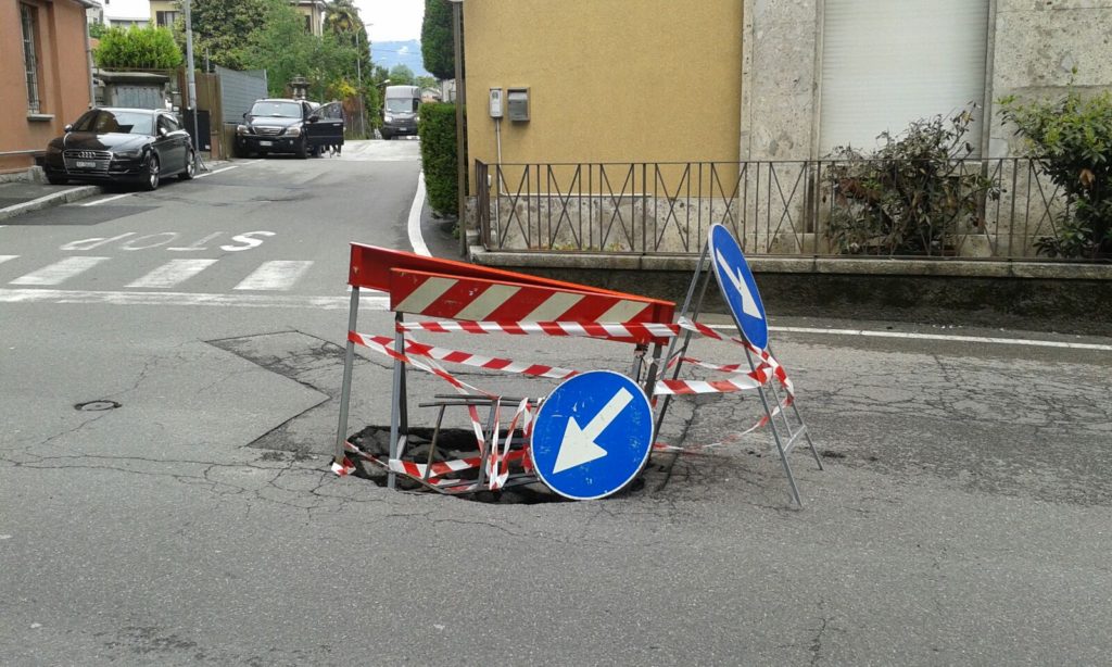 buco strada cantù