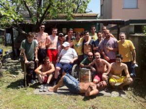 Mario Sportelli (in primo piano sdraiato) con i ragazzi del San Michele