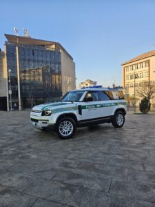 INSEGUIMENTO – Ubriaco crea il panico a Cantù: fermato dalla Polizia Locale