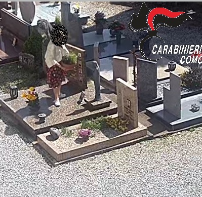 CUCCIAGO – Ruba vasi e fiori dal cimitero, pensionata denunciata